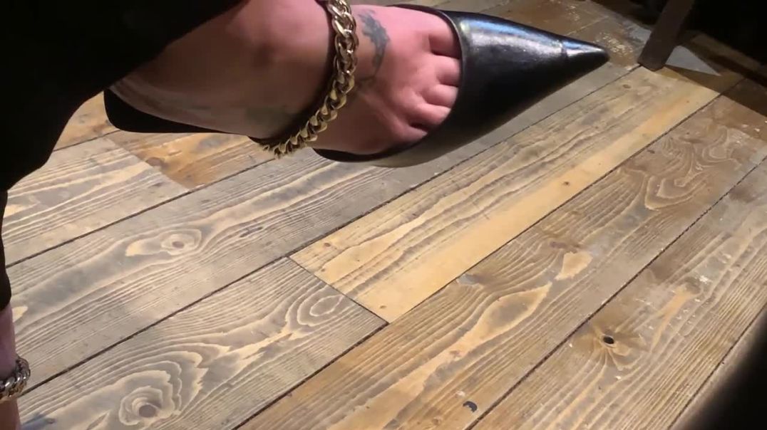 Wife toe cleavage in mules