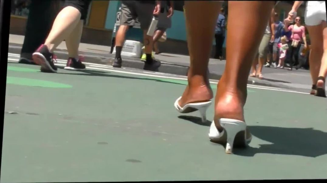 2026 211 SLAPPING FEET STREET MILF in White Low Mule Sandals )