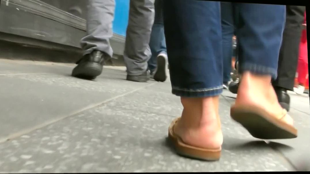 2026 203 SLAPPING FEET STREET Flip Flops &amp;amp; JEANS