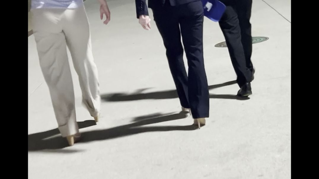 032426 Stiletto Girl Struggles To Walk after a long convention