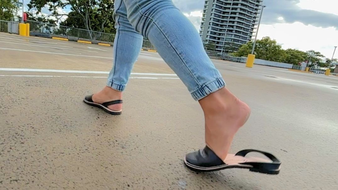 Black Avarcas falling down