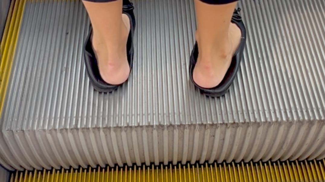 Sexy feet in squashed flats