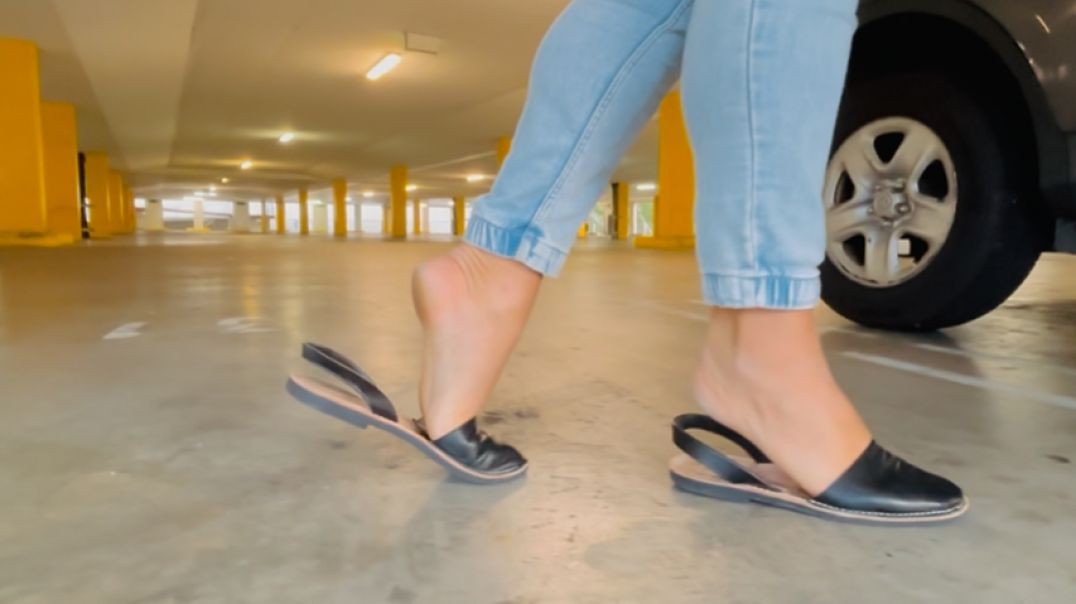 Echoing Slap of Loose Slingback on Avarcas