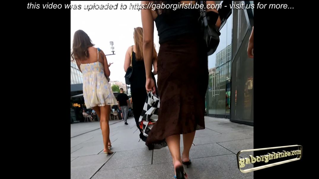 Gaborgirlstube Street Candid - Creme(d?) Mules and tanned Legs
