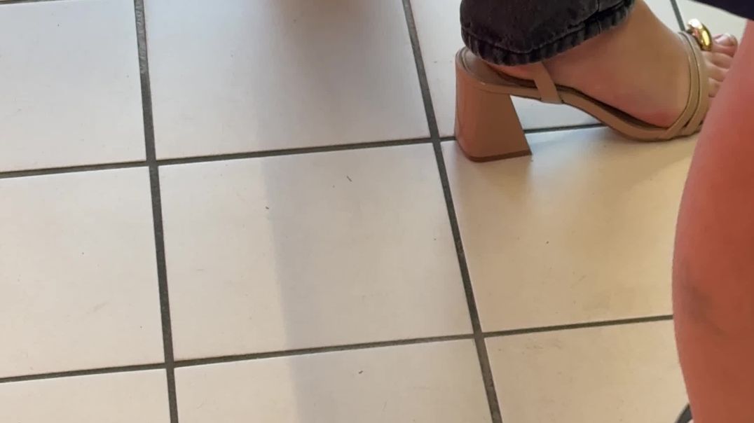 Jeune femme en sandales talons beige