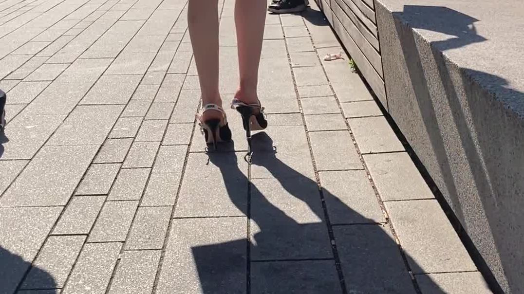Falling heelstraps