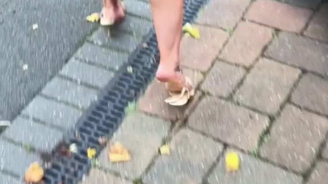 gold strappy heels popping