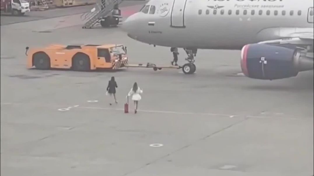 Brave russian Girls, styled and dressed up in Mules, but too Late for the Flight....