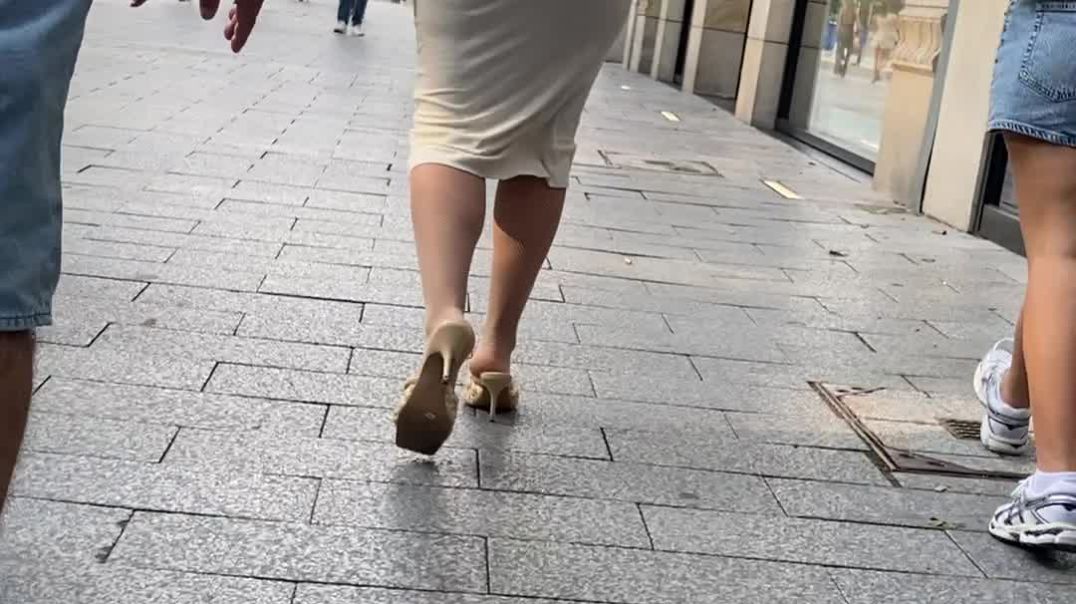 Her heel was stuck between the sidewalk tiles.