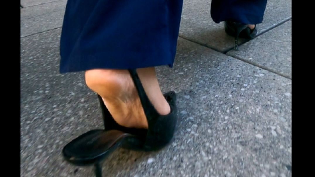⁣Gaborgirlstube Street Candid - Pointyslings with scratched heels