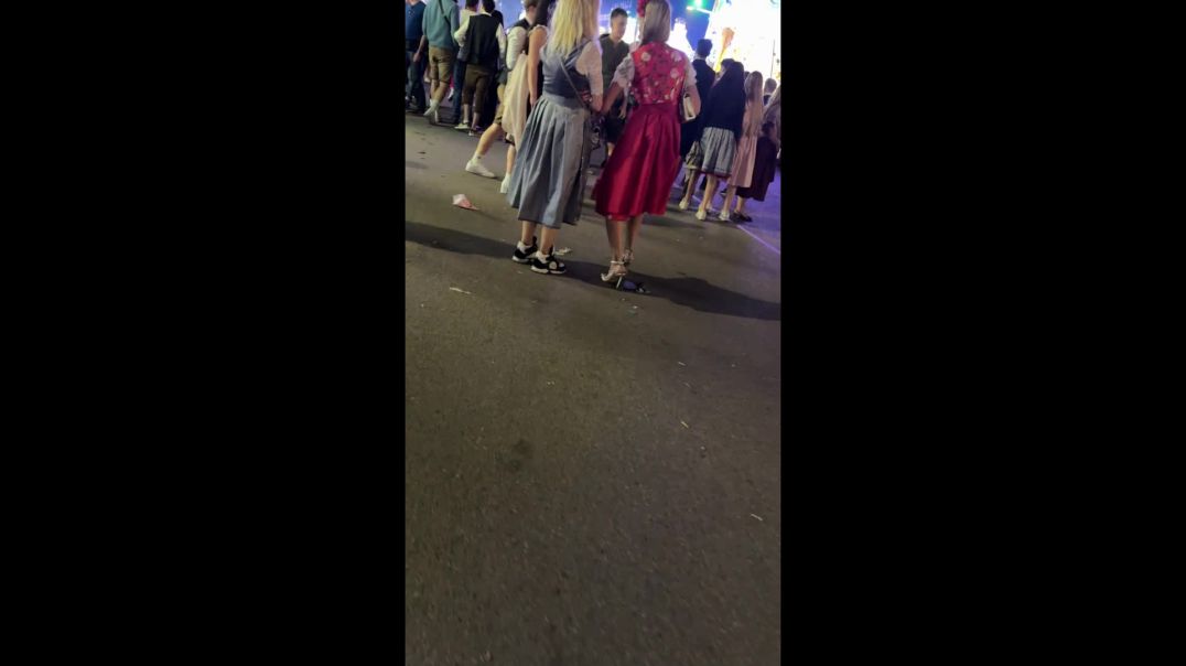 nude slingpumps at Oktoberfest  (1/2)
