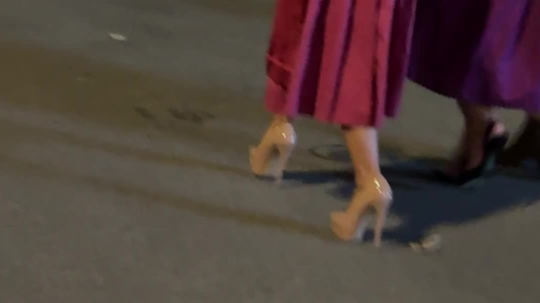 ⁣beautiful lady with high nude pumps at Oktoberfest